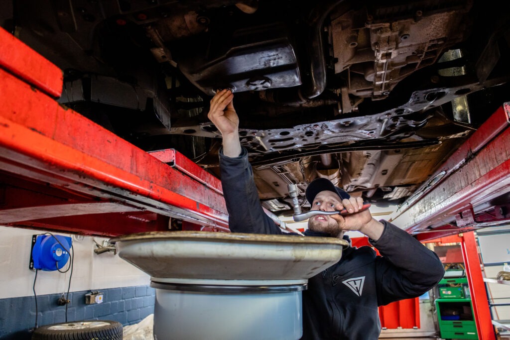 Ölwechsel bei Hashagen Kfz Technik an der Wurster Nordseeküste bei Cuxhaven
