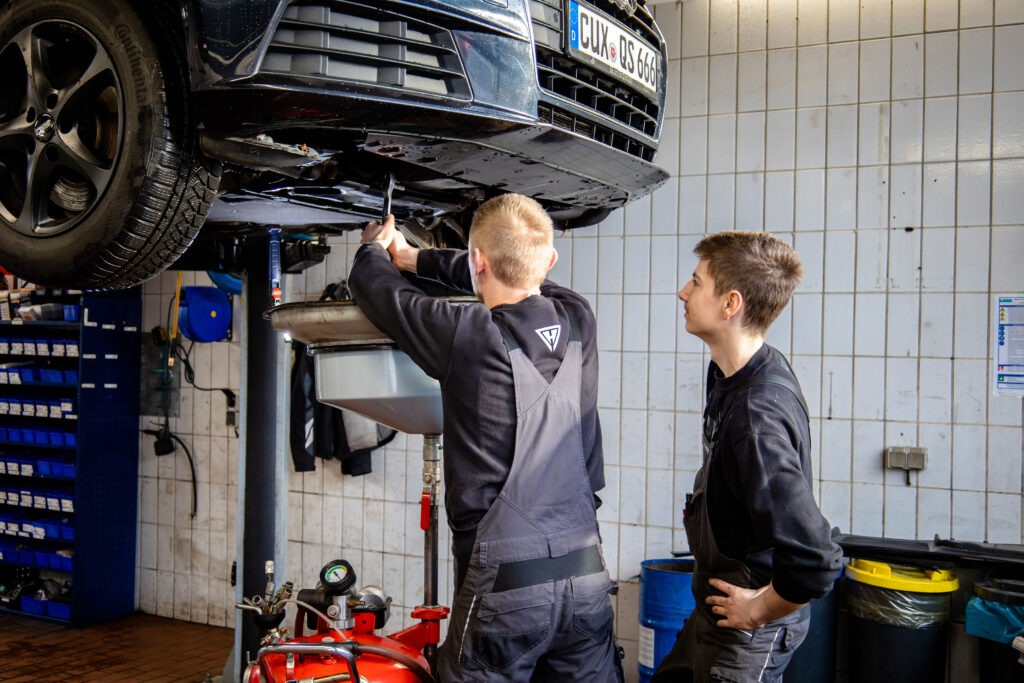 Ölwechsel bei Hashagen Kfz Technik an der Wurster Nordseeküste bei Cuxhaven
