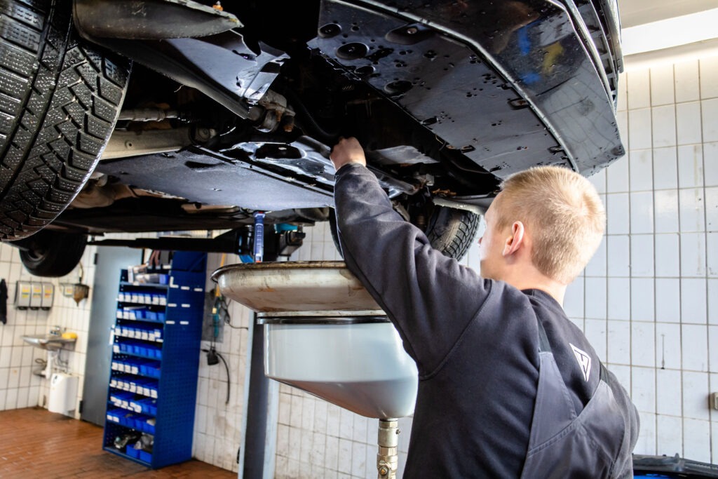 Ölwechsel bei Hashagen Kfz Technik an der Wurster Nordseeküste bei Cuxhaven
